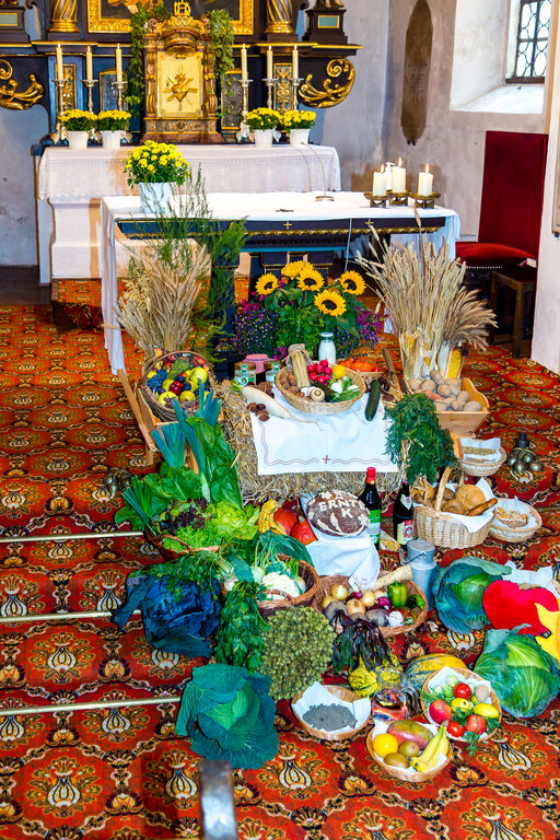 Image: _JA 24248 Erntedank in Hohenried, Erntedankaltar.jpg